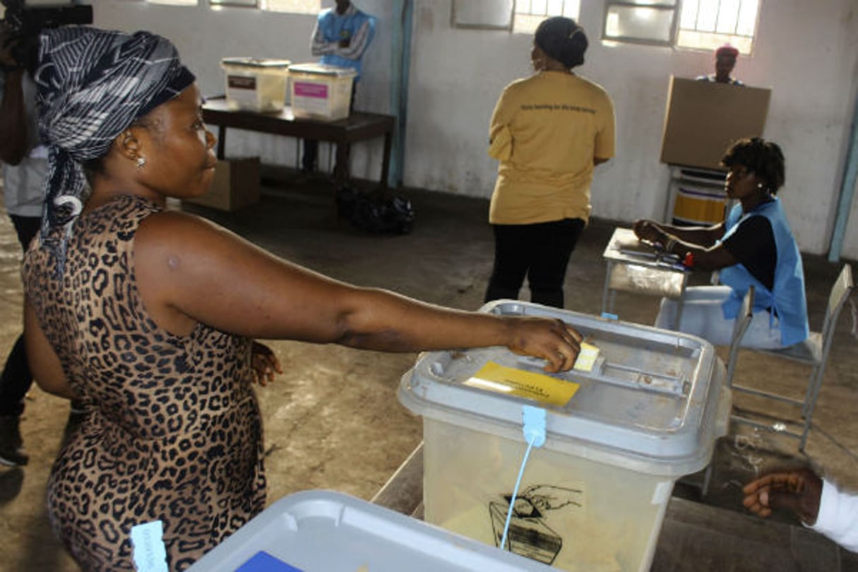 Dans un bureau de vote de Freetown, lors du premier tour de la présidentielle, le 7 mars 2018. © Kabba Kargbo/AP/SIPA
