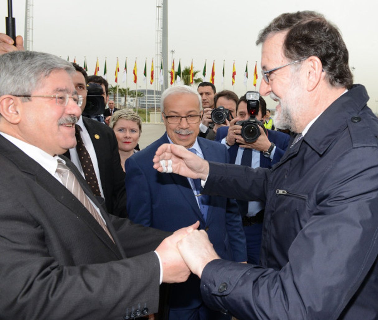 Le chef du gouvernement espagnol, Mariano Rajoy (à droite), a été reçu par son homologue algérien, Ahmed Ouyahia, mardi 3 avril 2018 à l’aéroport Houari Boumediène à Alger. © Site officiel de la Primature algérienne