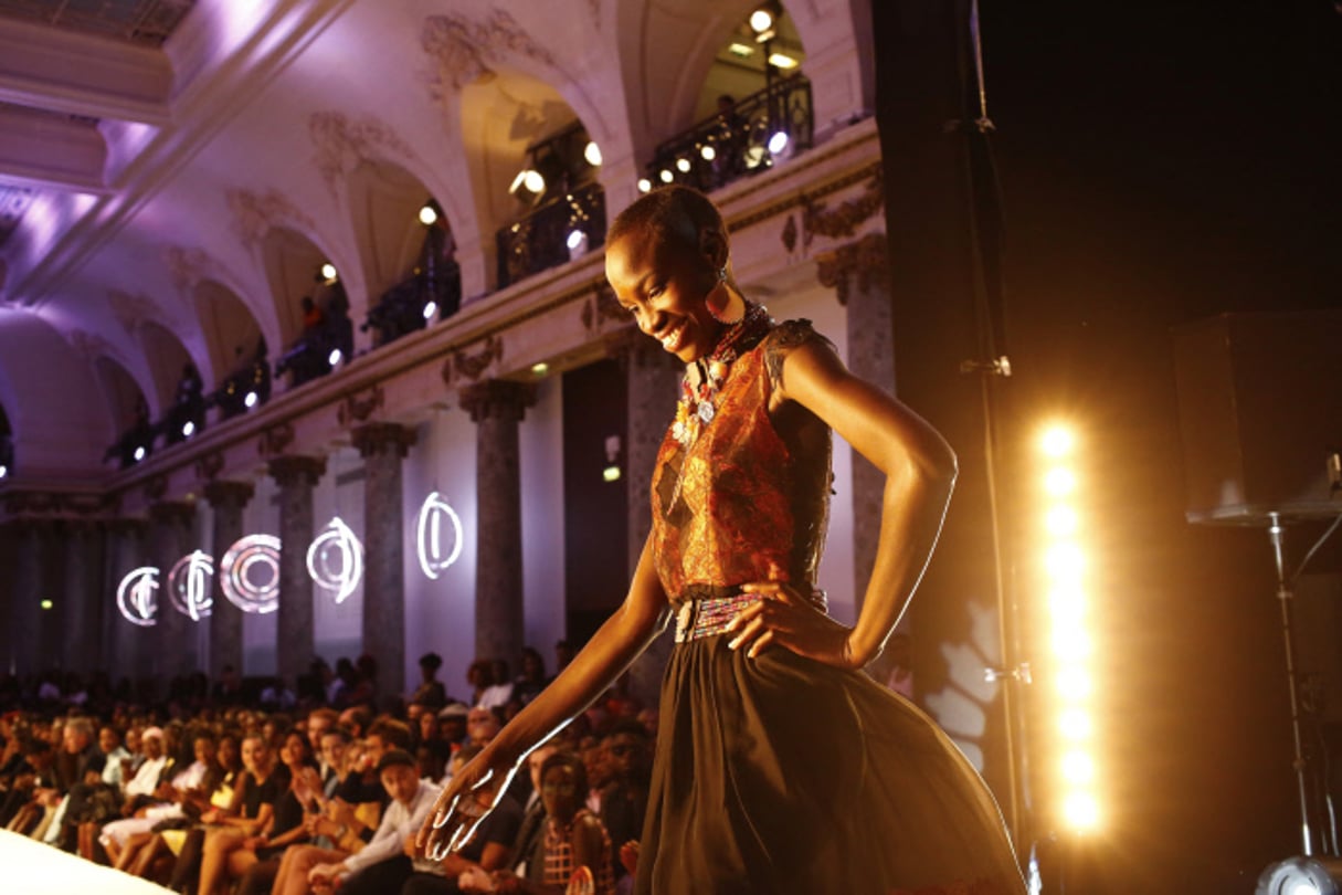 Le mannequin sénégalais Feuza Diouf avec les créations de  Mame Fagueye à la Black Fashion Week de Paris en 2014. © Bruno Levy pour JA