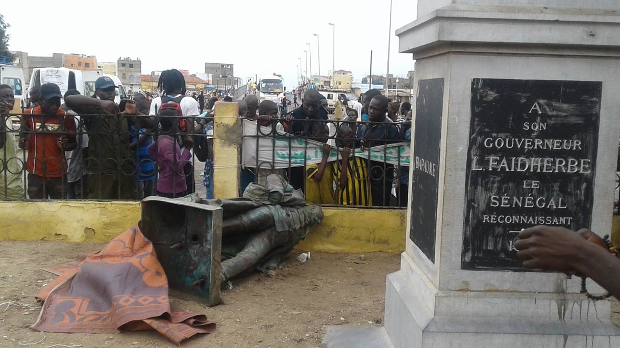 La statue de Faidherbe à Saint Louis, au sol après de fortes pluies, en septembre 2017. &copy; DR / Collectif sénégalais contre la célébration de Faidherbe