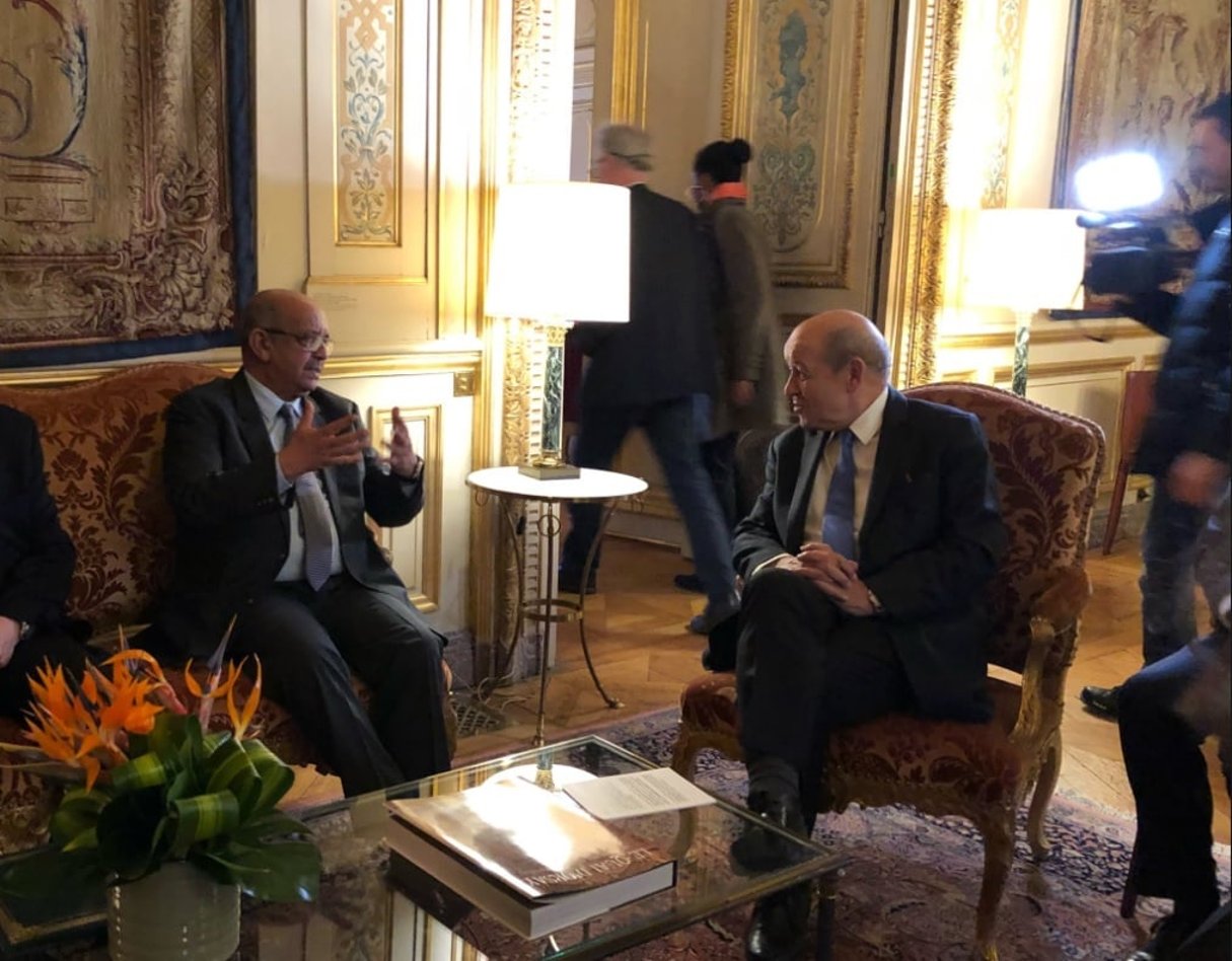 Abdelkader Messahel lors de sa rencontre avec Jean-Yves Le Drian, à Paris, lundi 9 avril. © Ministère algérien des Affaires étrangères/Twitter