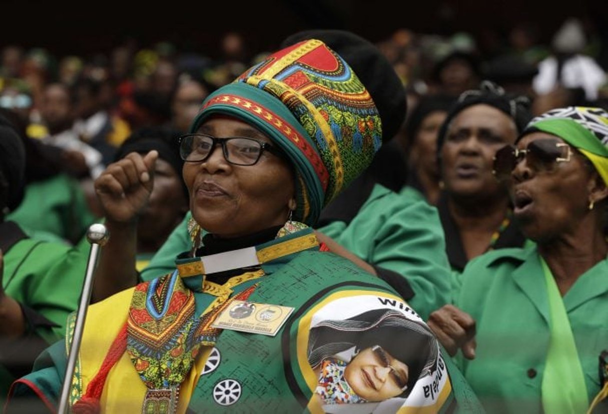Des milliers de Sud-Africains se sont rassemblés mercredi dans un stade de Soweto pour rendre un hommage populaire à « Mama » Winnie Mandela., le 11 avril 2018. © Themba Hadebe/AP/SIPA