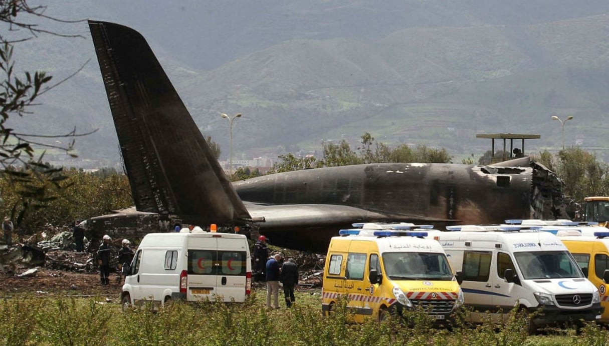 Sur le site du crash qui a fait 257 morts, près de Blida, en Algérie, le 11 avril 2018. © Anis Belghoul/AP/SIPA