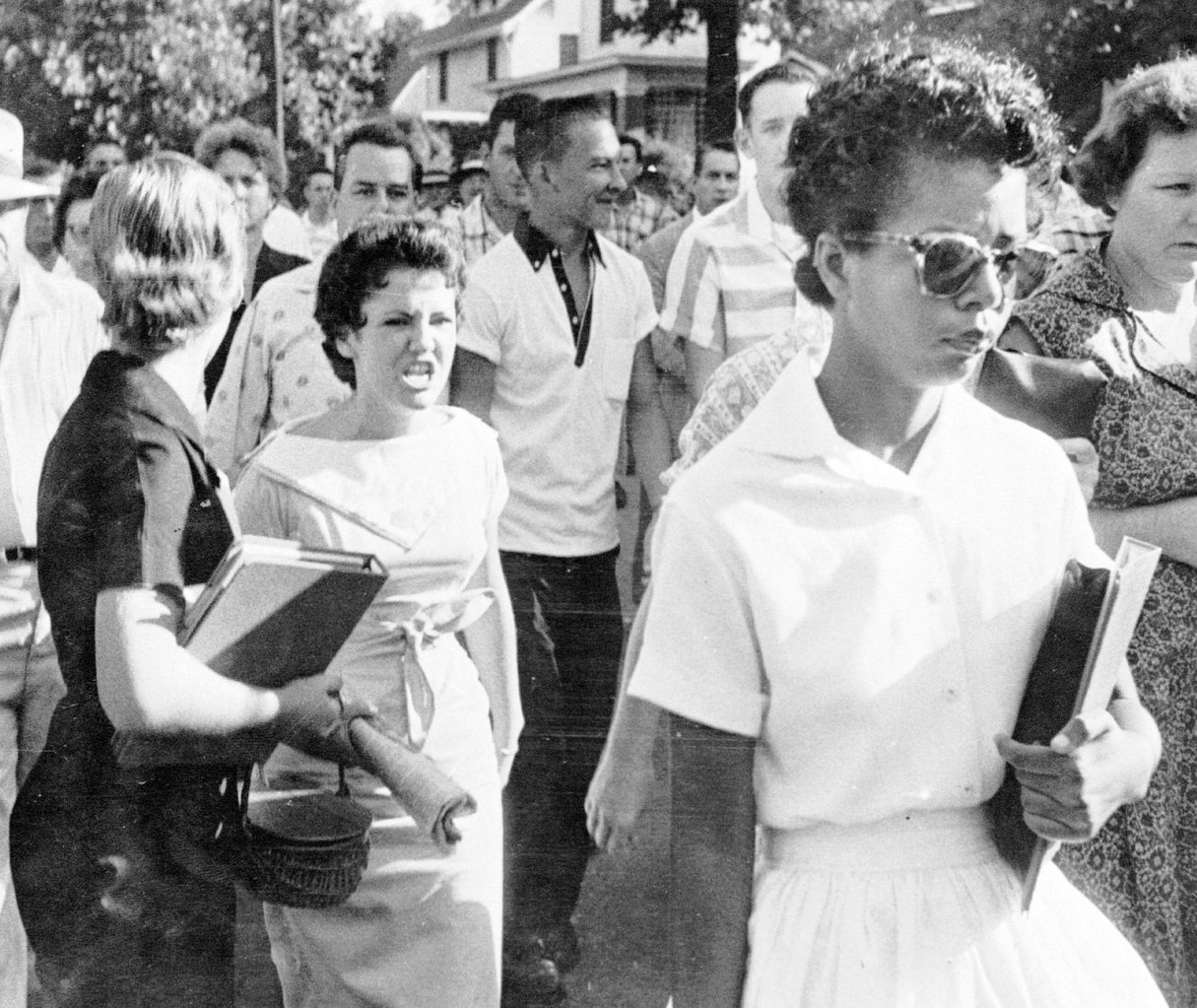 Elizabeth Eckford suivie par des « camarades » blanches hostiles à son intégration, dont Hazel Bryan, hurlant dans son dos. © Will Counts/AP/SIPA