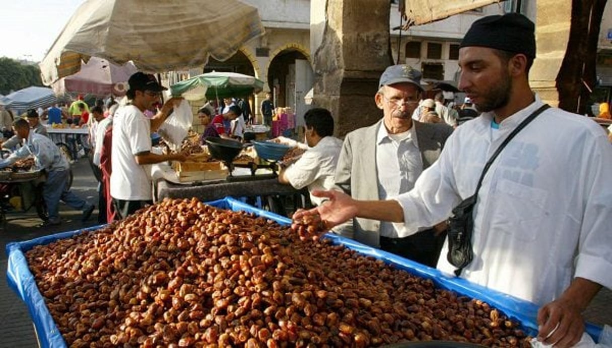 Vendeurs de dattes dans les rues de Casablanca (image d’illustration). © JALIL BOUNHAR/AP/SIPA