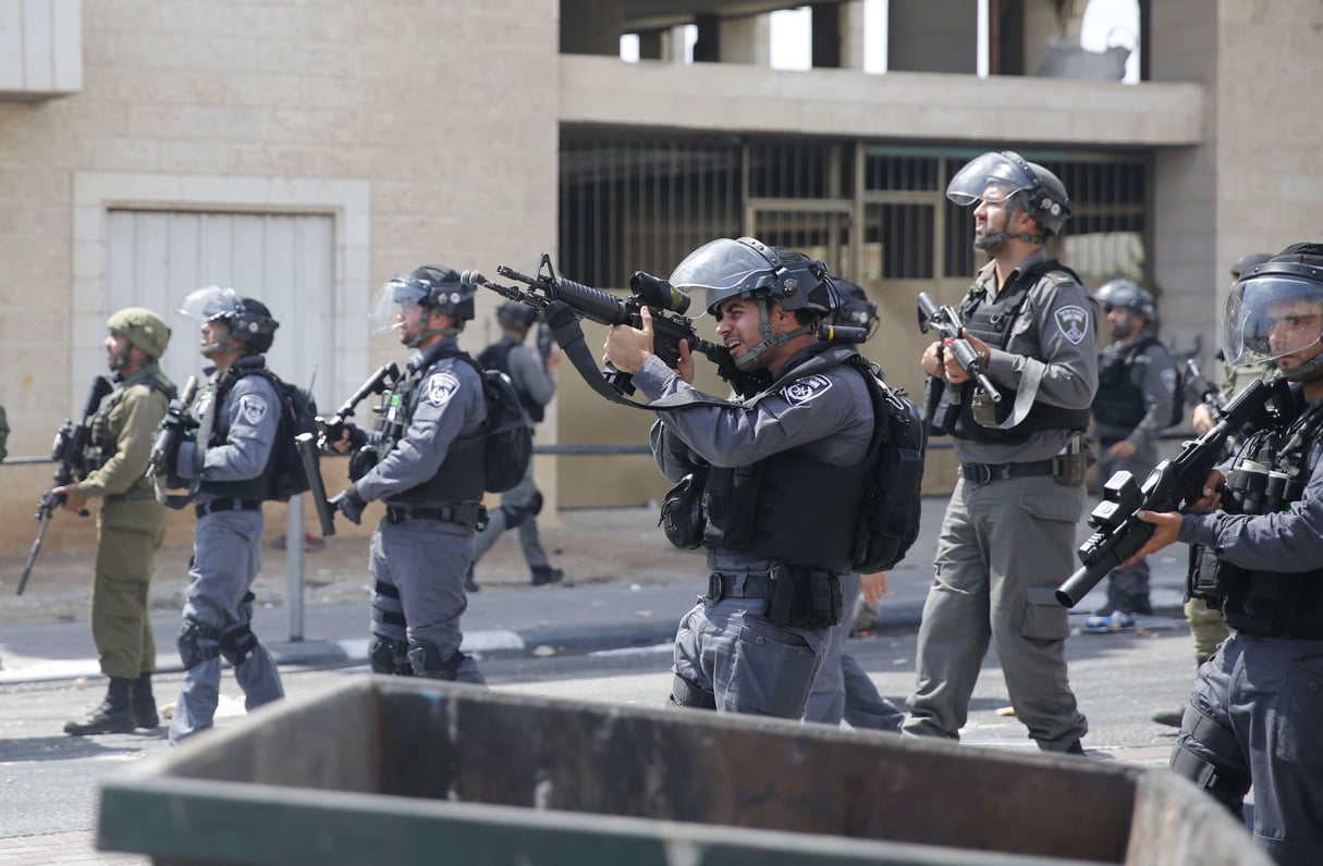Des policiers israéliens, lors des affrontements dans la ville de Bethléem en Cisjordanie, vendredi 21 juillet 2017. © Nasser Shiyoukhi/AP/SIPA