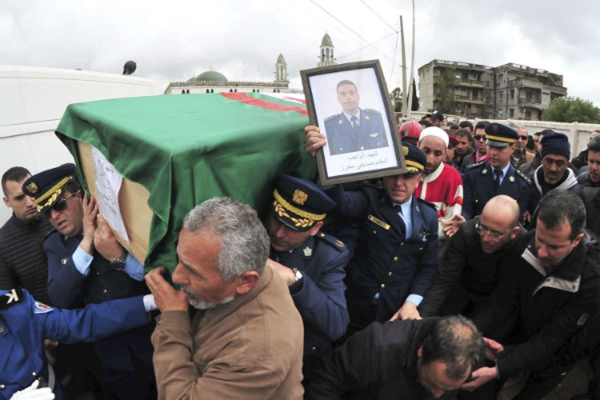 Les funérailles de Sadiki Mahrez, copilote de l’avion militaire qui s’est écrasé le 15 avril 2018 © Toufik Doudou/AP/SIPA