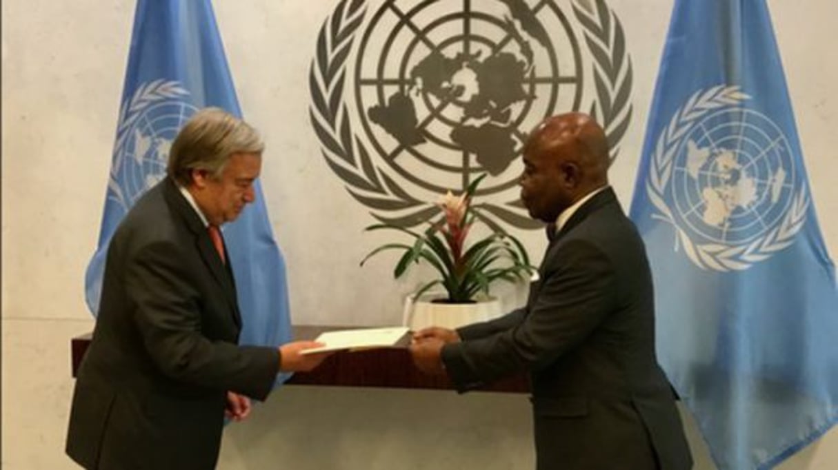 L’ambassadeur de Côte d’Ivoire Bernard Tanoh-Boutchoue remettant sa lettre de créance au secrétaire général de l’ONU, Antonio Guterres. © Photo d’archive / DR