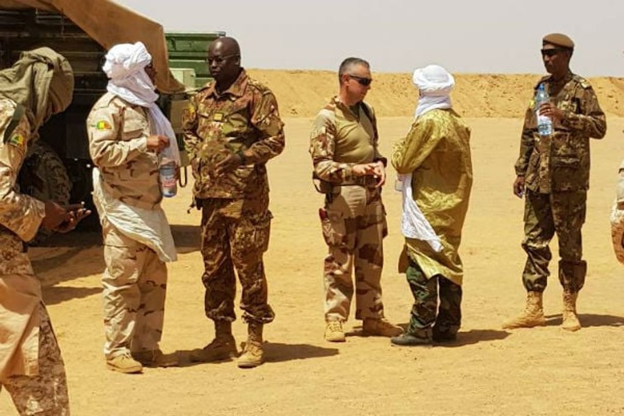 Des soldats français de Barkhane avec Moussa Ag Acharatoumane (de dos), leader du Mouvement pour le salut de l’Azawad. © DR / Image fournie par le MSA.
