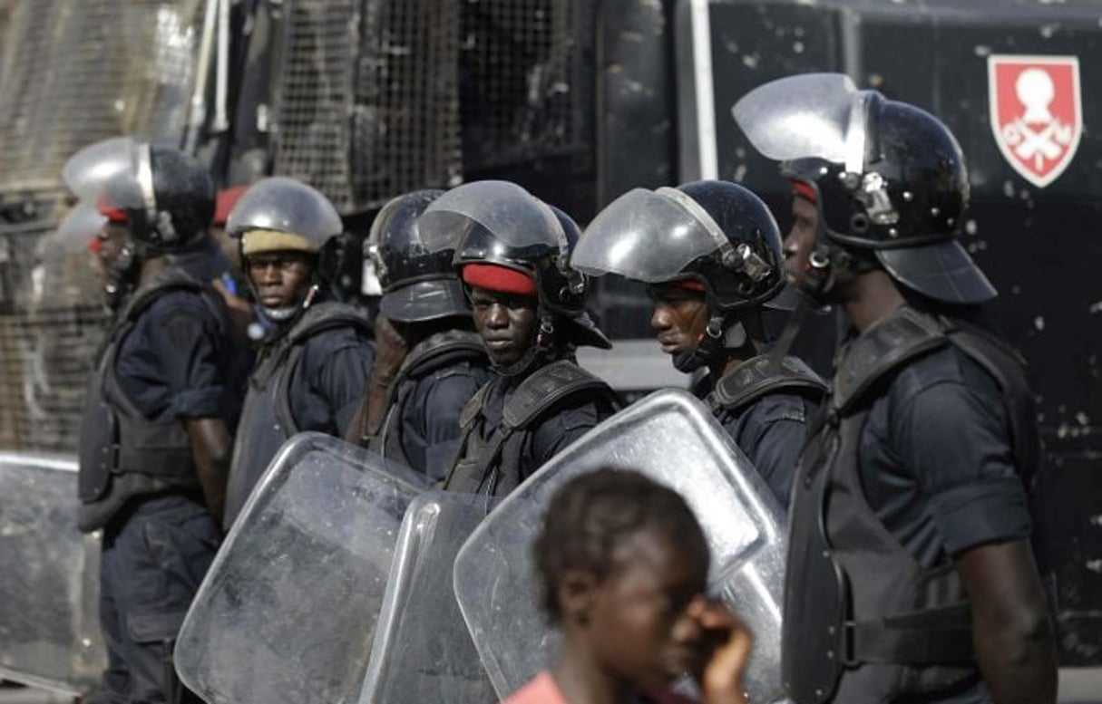 La police anti-émeute dans les rues de Dakar, au Sénégal, en avril 2013. © Rebecca Blackwell/AP/SIPA