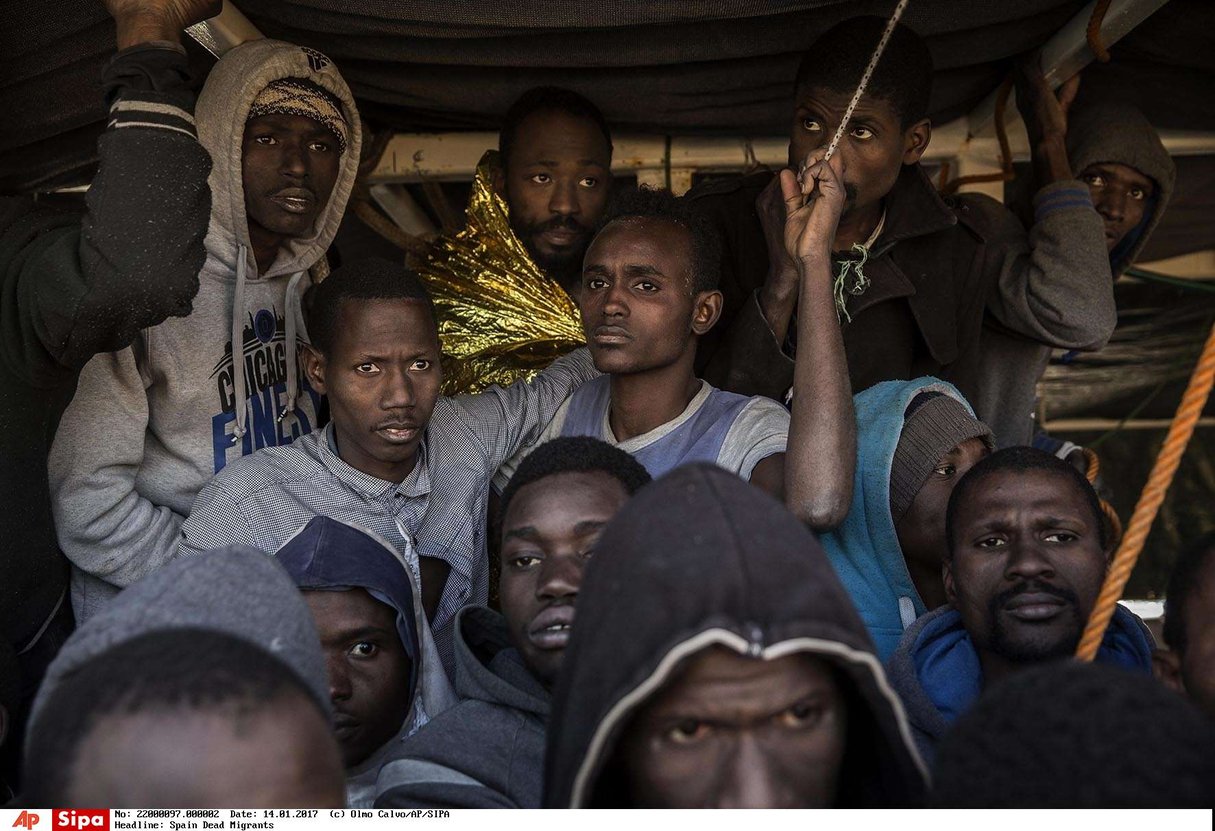 Des migrants maliens secourus en mer Méditerranée le 14 janvier 2017. © Olmo Calvo/AP/SIPA