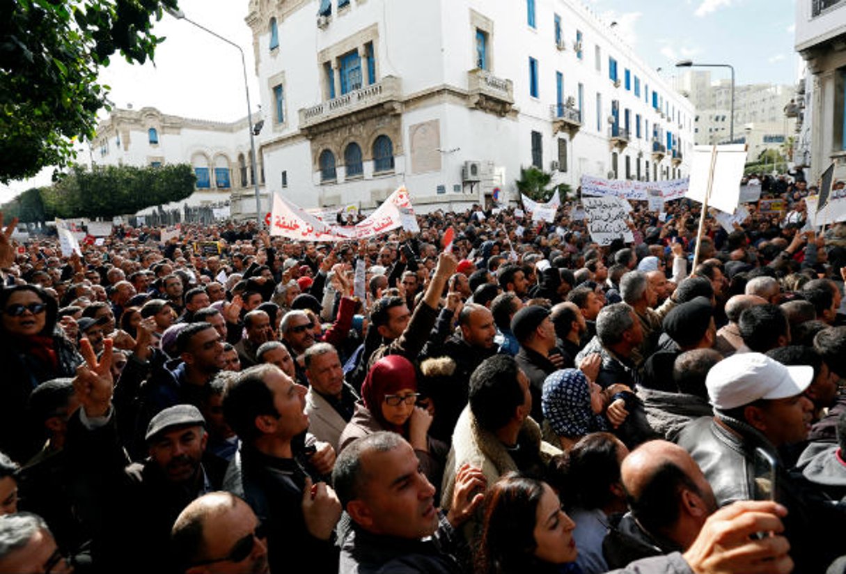 Manifestation d’enseignants, à Tunis en novembre 2016. © REUTERS/Zoubeir Souissi