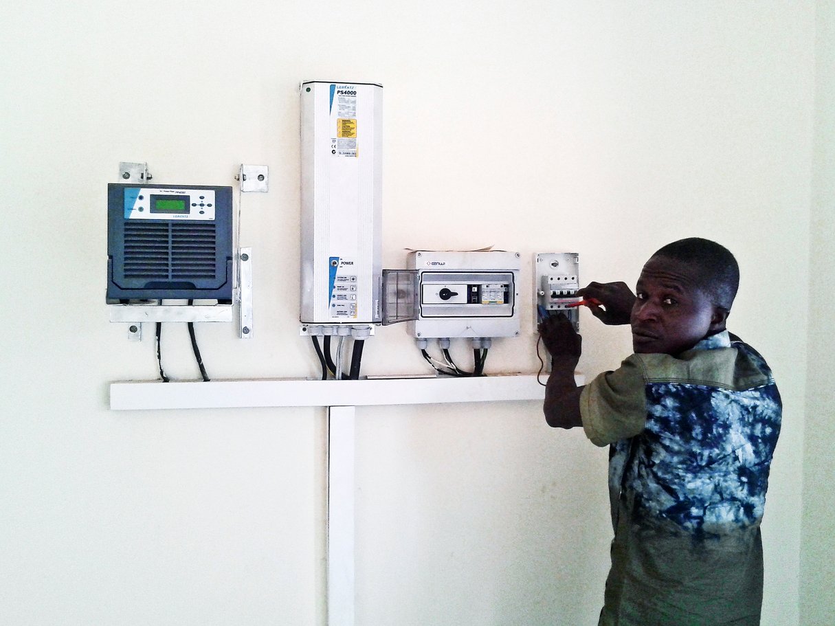 Système d’adduction d’eau potable par pompage à énergie solaire, à Ronga. &copy; DR