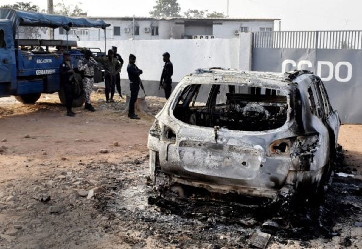 Devant le Centre de coordination des opérations décisionnelles, le 10 janvier. © STRINGER/REUTERS