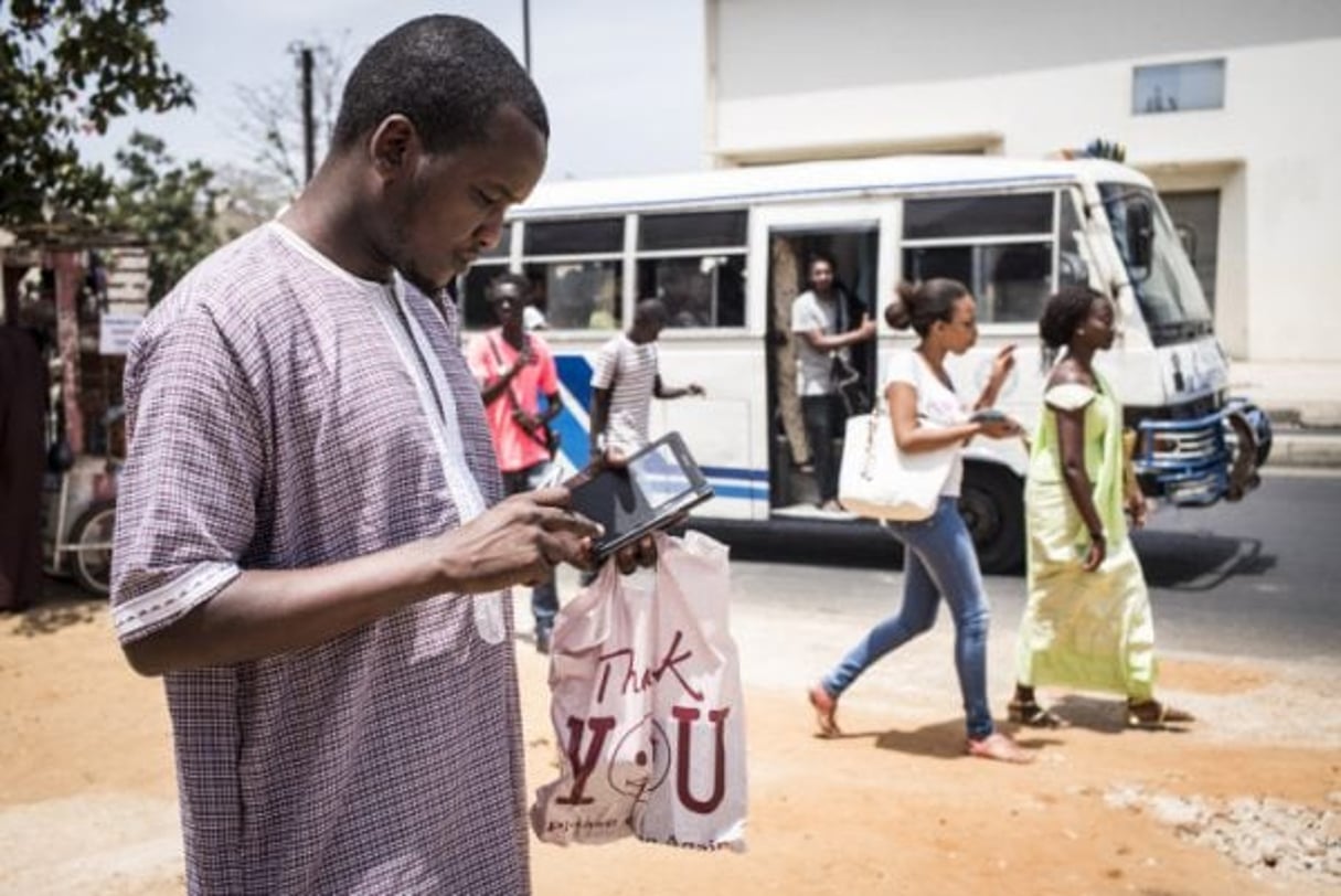 Télécoms et smartphones à Dakar. © Sylvain Cherkaoui pour JA
