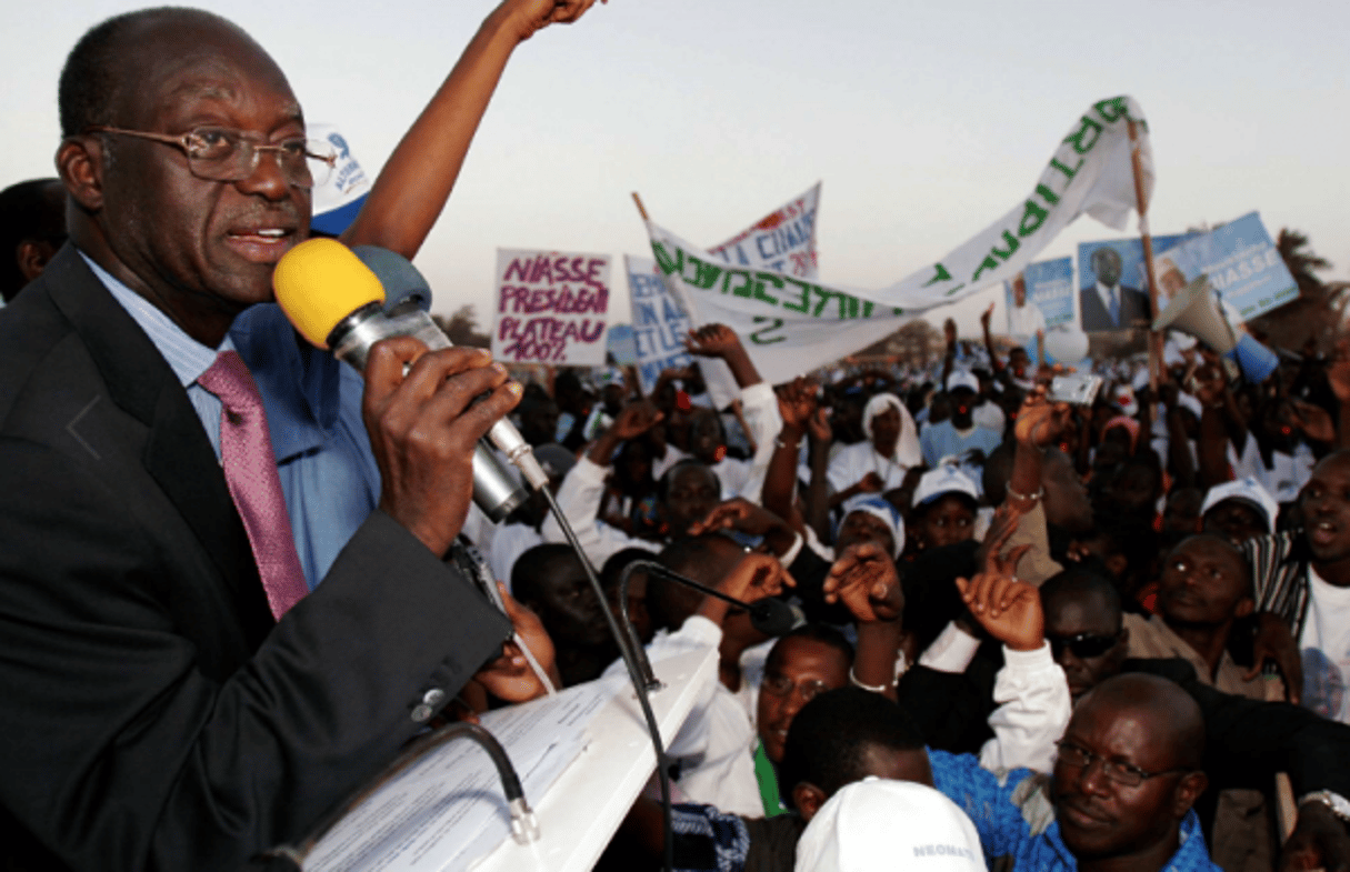 Moustapha Niasse, alors candidat à la présidentielle, s’exprime devant ses supporters, le 23 février 2007. © REBECCA BLACKWELL/AP/SIPA