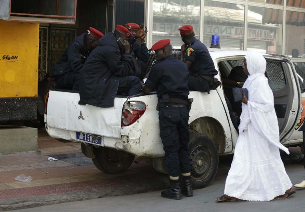 Des policiers dans les rues de Dakar, en février 2013. © Rebecca Blackwell/AP/SIPA