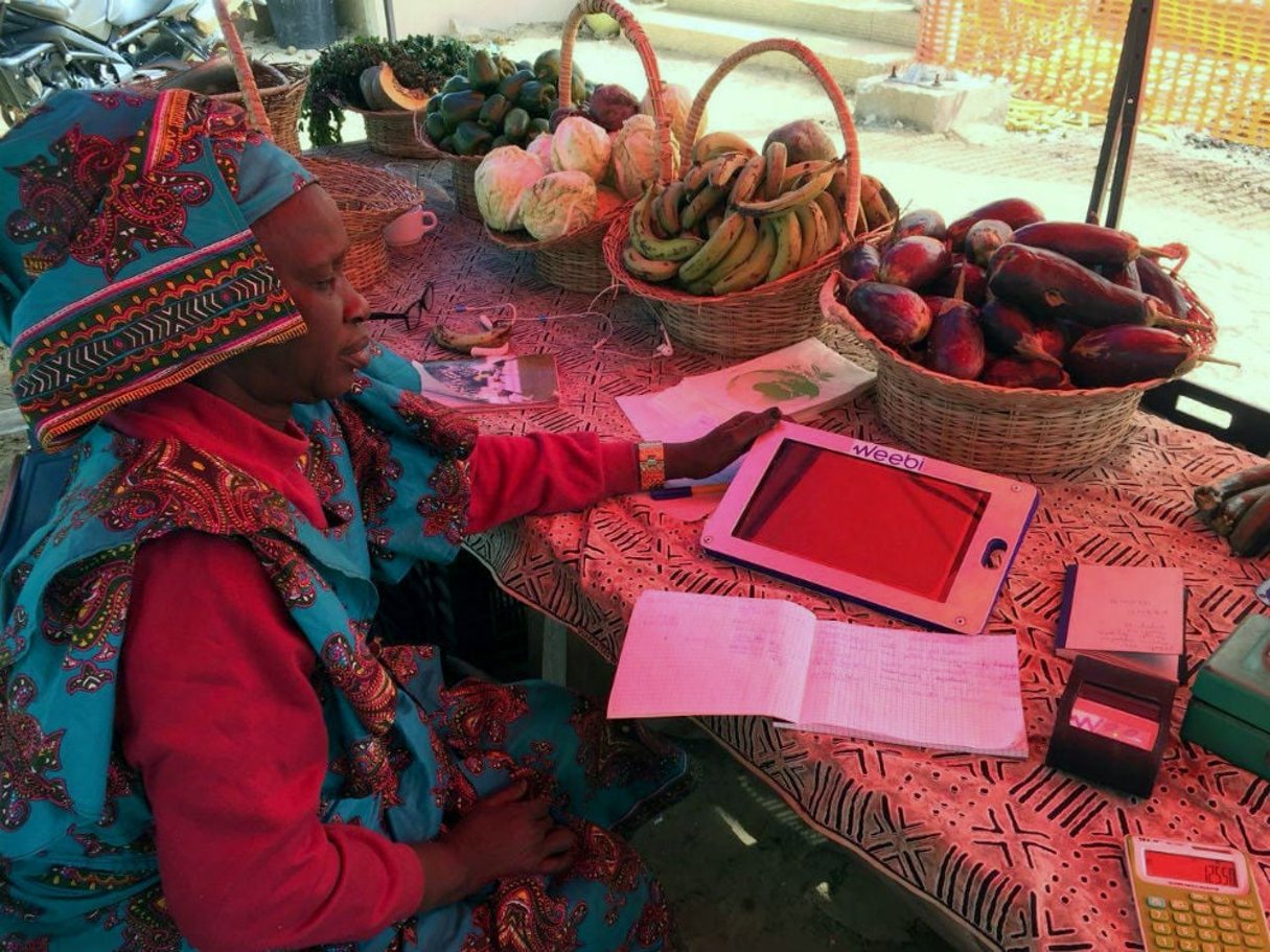 Une commerçante dakaroise avec la tablette Weebi. © DR / Weebi