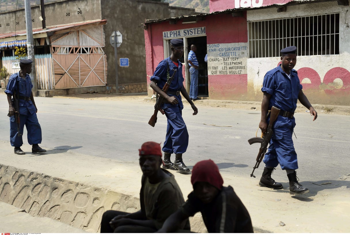 Des policiers patrouillent dans le district de Musaga à Bujumbura, au Burundi, lundi 20 juillet 2015. © Jerome Delay/AP/SIPA