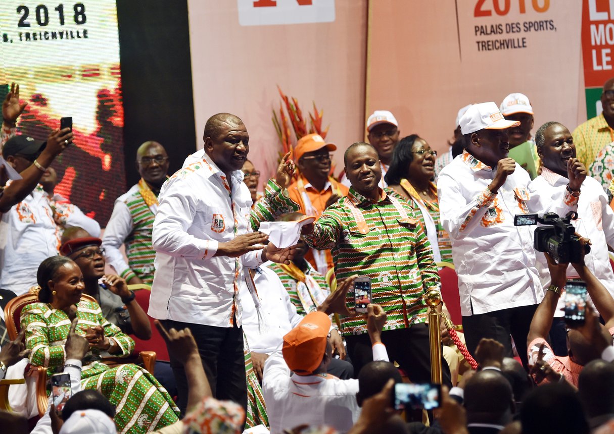 Le 5 mai, au Palais des sports de Treichville, Hamed Bakayoko, le ministre de la Défense (à gauche), Guillaume Soro (au centre) et Amadou Gon Coulibaly, le Premier ministre (à droite), esquissent même un pas de danse © Sia Kambou/AFP