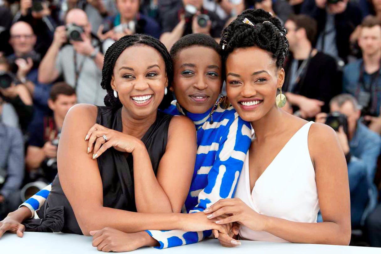 De gauche à droite, la réalisatrice du film « Rafiki », Wanuri Kahiu et ses actrices Samantha Mugatsia et Sheila Munyiva, à Cannes © Niviere/Villard/SIPA