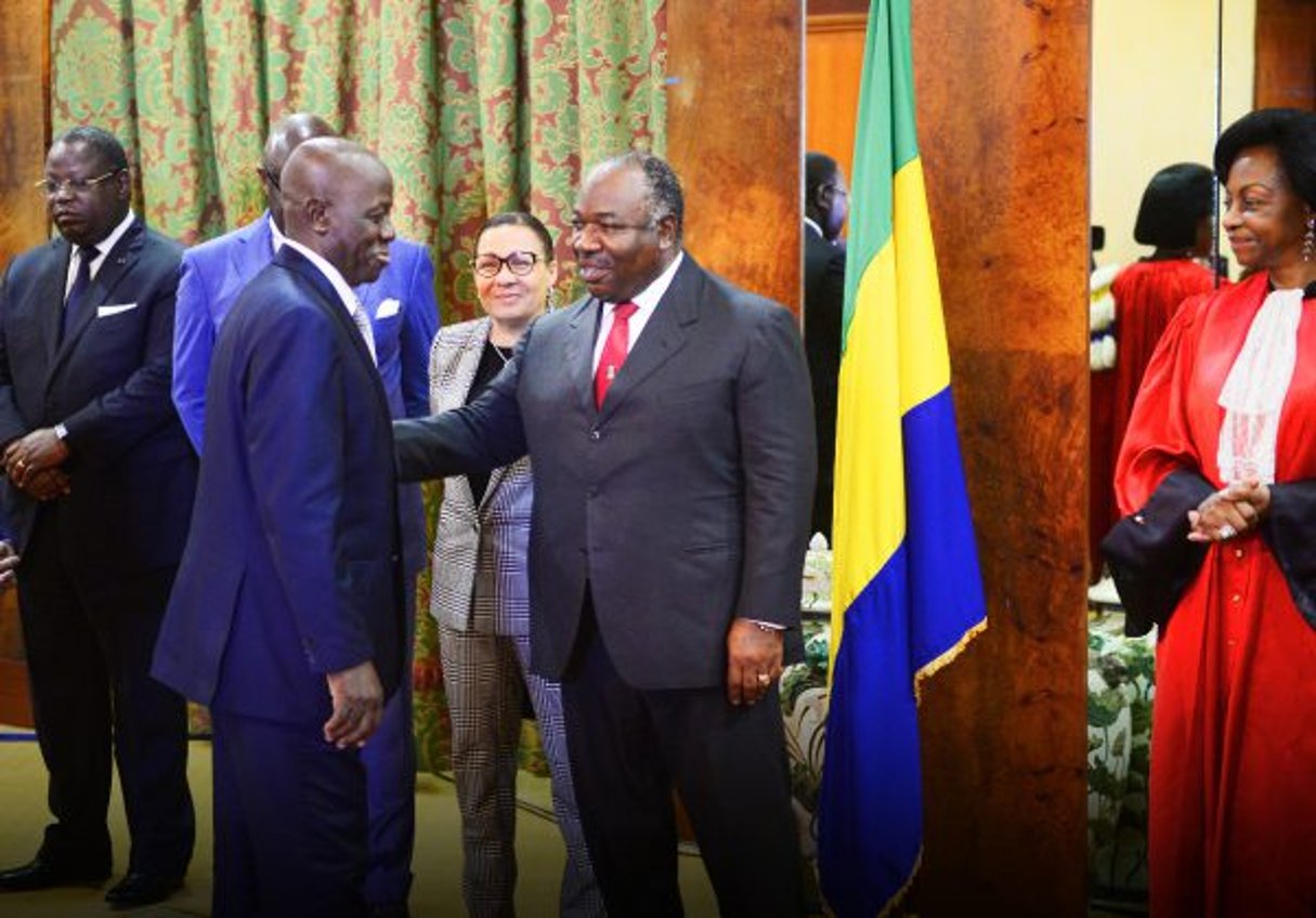 Le chef de l’État et le nouveau ministre Michel Menga M’Essone après sa prestation de serment, le 7 mai 2018. © DR