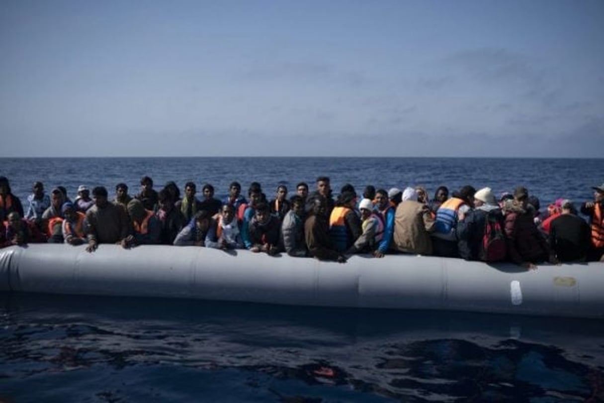 Des migrants et des réfugiés à bord d’une embarcation, en mer Méditerranée, en mai 2018. (photo d’illustration) © Felipe Dana/AP/SIPA