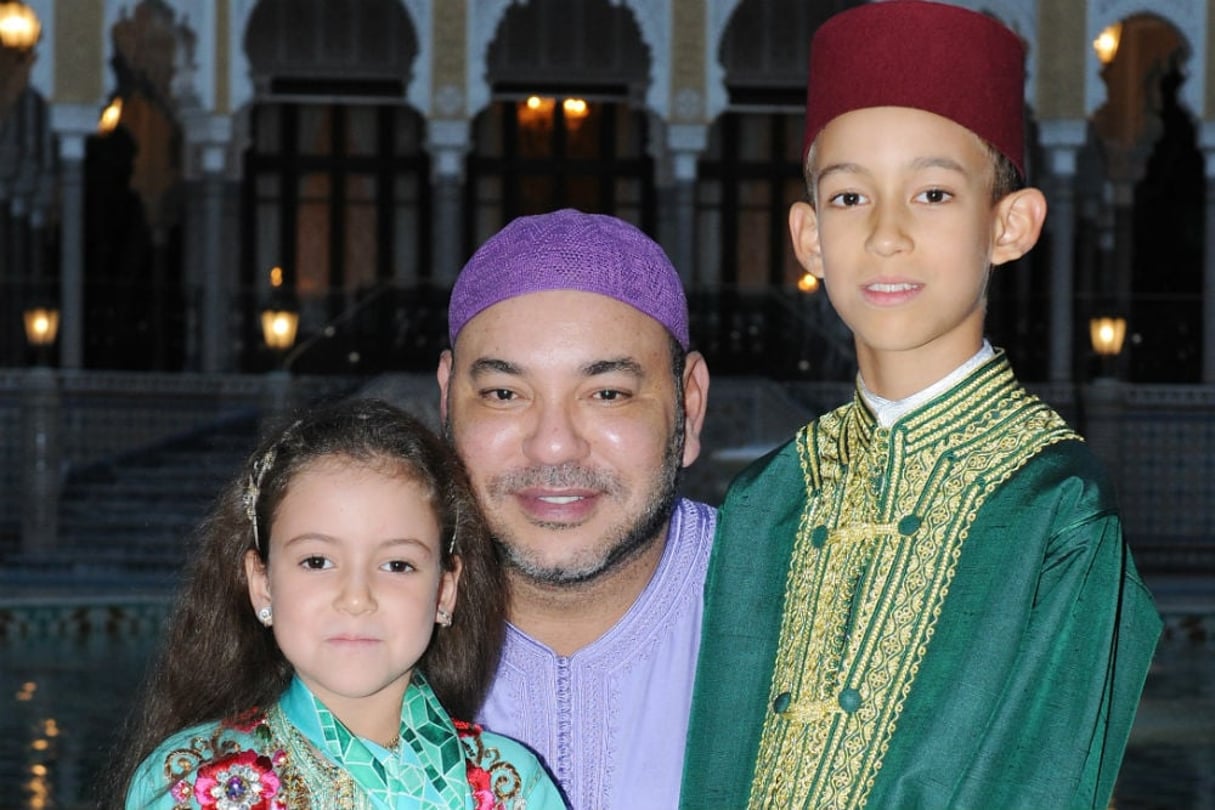 M6 et ses deux enfants (àg., la princesse Lalla Khadija), à Rabat, en 2013. © DR / Palais royal (Maroc)