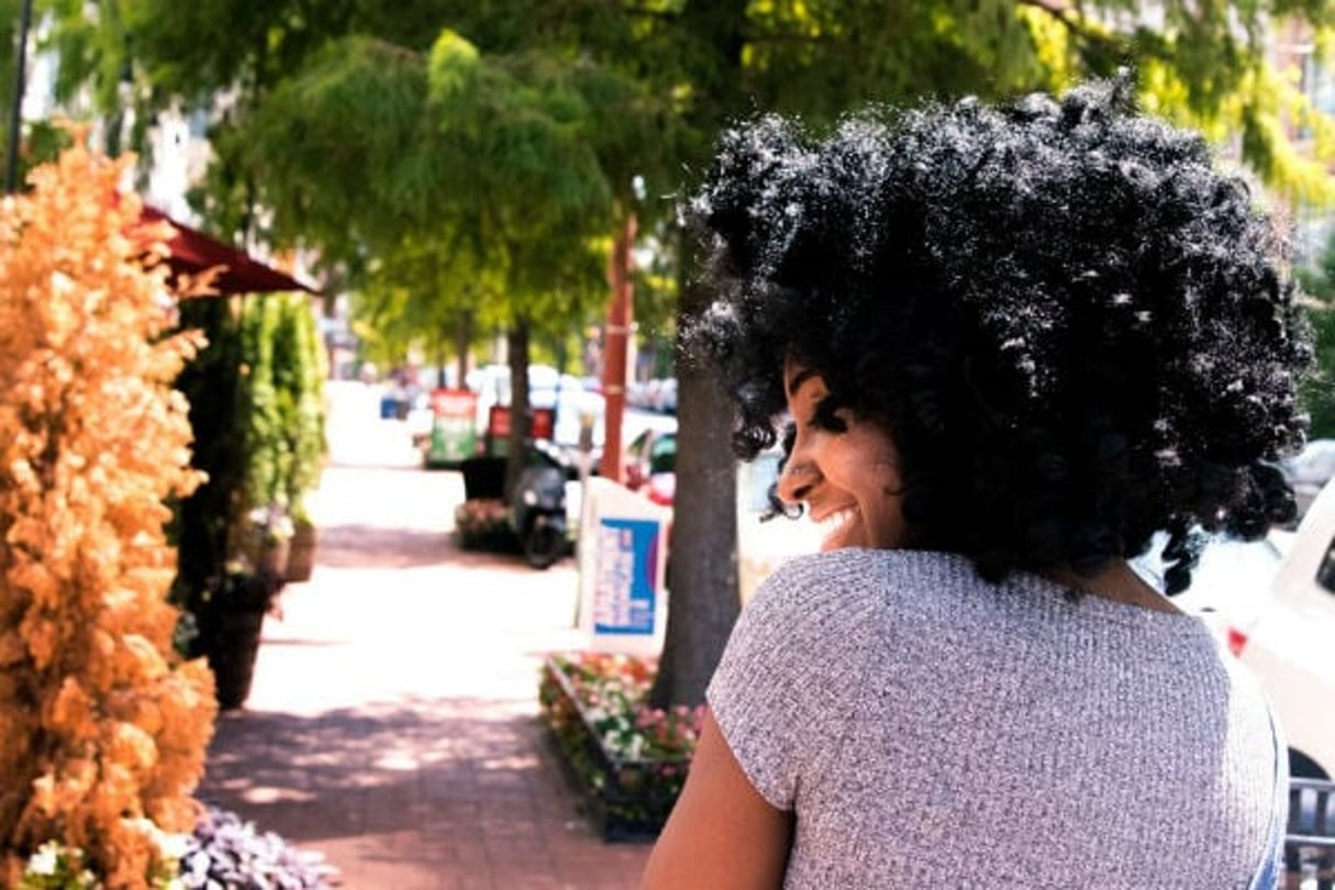 Une femme portant les cheveux naturels (Illustration). © Creative Commons / Pexels