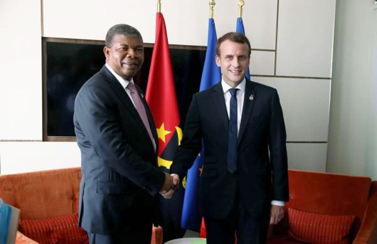 João Lourenço et Emmanuel Macron, lors du sommet UA-UE à Abidjan, le 29 novembre 2017. © jacovides/SIPA