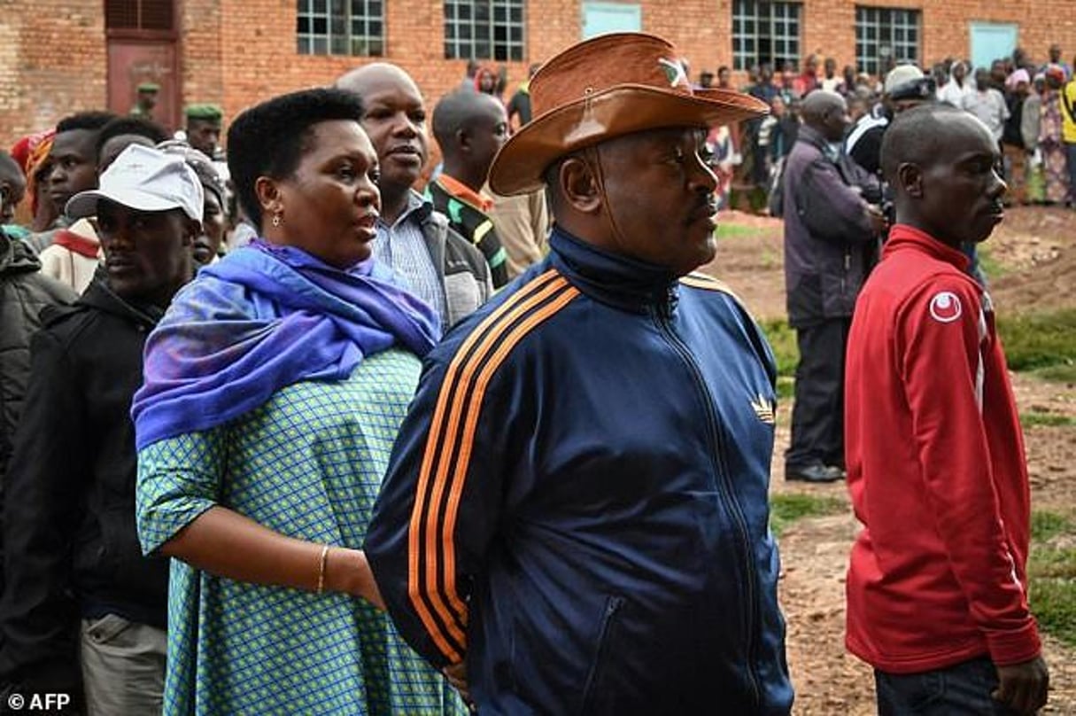 Le président burundais Pierre Nkurunziza et sa femme Denise attendent de voter pour le référendum constitutionnel, Buye, le 17 mai 2018 © AFP