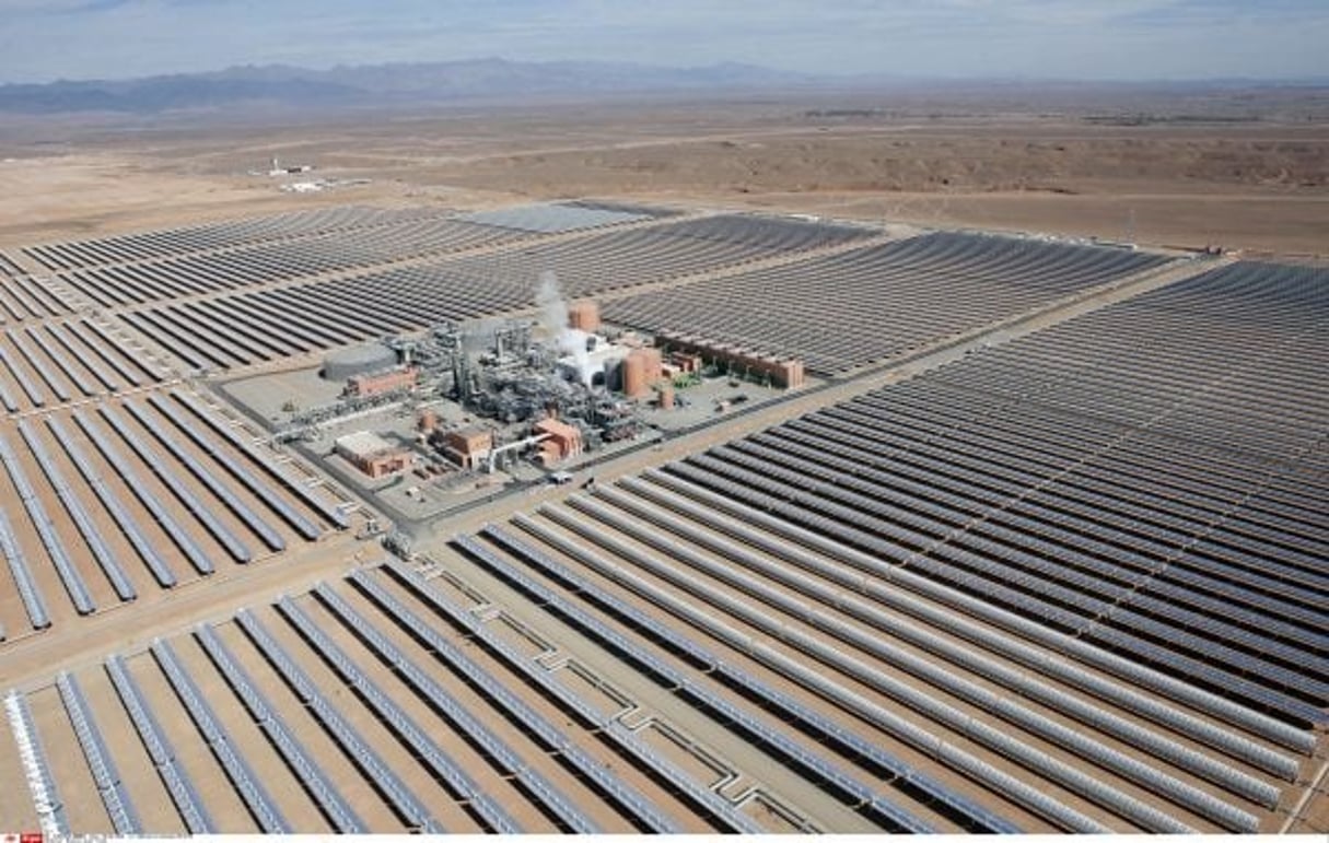 Vue aérienne de la centrale Noor I, près de Ouarzazate, au Maroc, où le groupe saoudien Acwa Power a multiplié les projets électriques (Noor II, Noor III et Noor IV). © Abdeljalil Bounhar/AP/SIPA