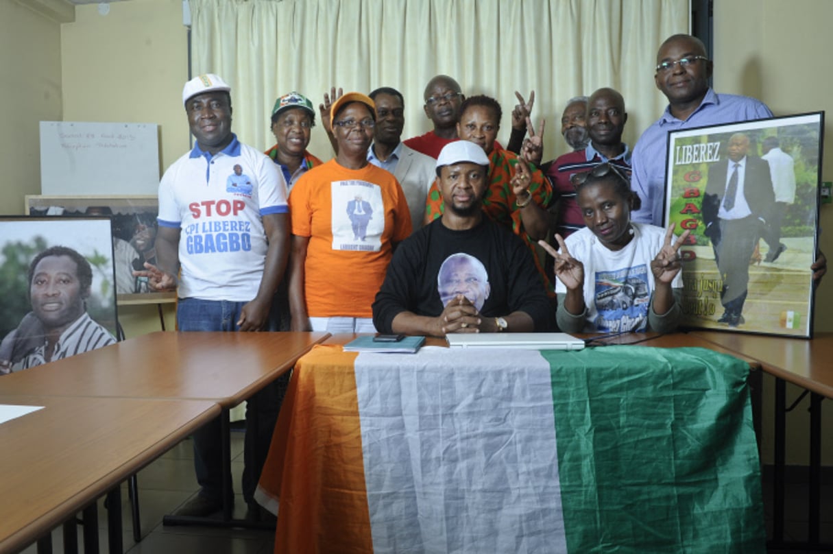 Des militants du Cri panafricain, en soutien à l’ancien président de la Côte d’Ivoire Laurent Gbagbo, protestent contre la CPI. © Vincent Fournier / JA