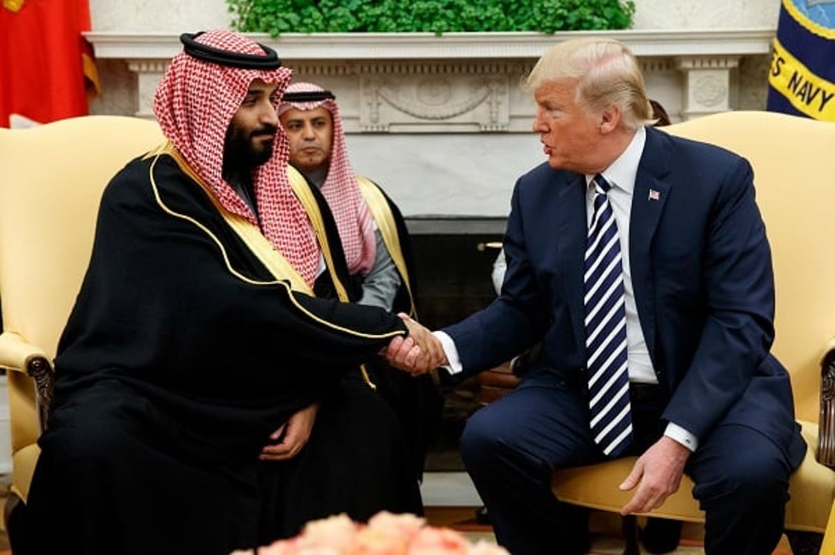 Le 20 mars 2018, le président Donald Trump serre la main du prince héritier saoudien Mohammed bin Salman dans le bureau ovale de la Maison Blanche à Washington. © Evan Vucci/AP/SIPA