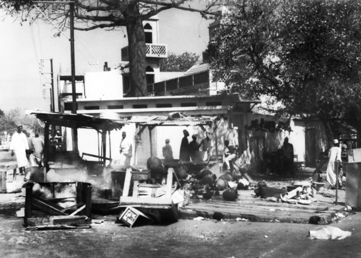 Des étals brûlés lors d’affrontements avec la police, en juin 1968. © AFP