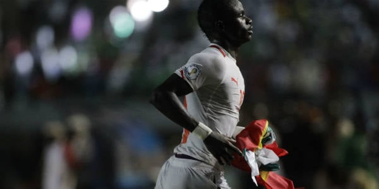 Le Sénégalais Sadio Mané célèbre la victoire contre le Liberia (3-1) lors des qualifications pour le Mondial 2014. © Rebecca Blackwell/AP/SIPA