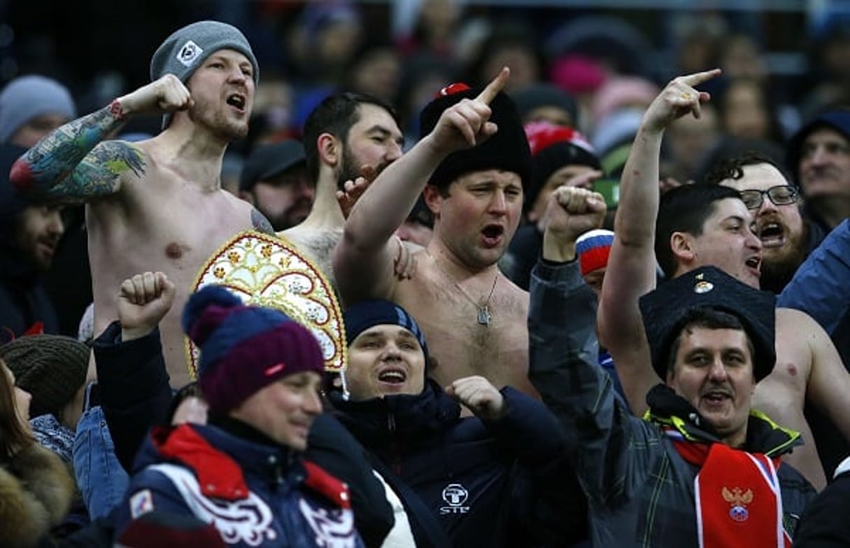 Des supporters russes dans le stade Luzhniki à Moscou, lors du match entre la Russie et le Brésil, le 23 mars 2018. © Alexander Zemlianichenko/AP/SIPA