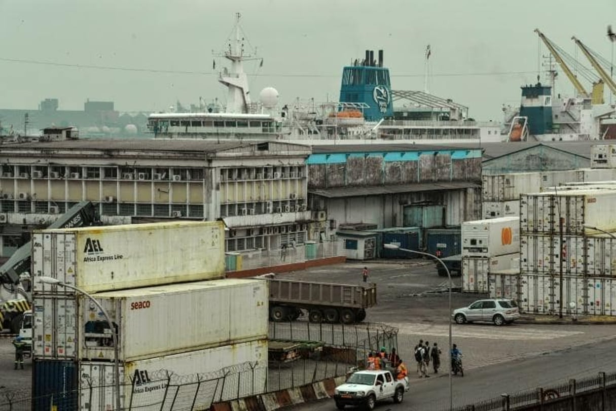Le port de Douala, le 15 mars 2018. © Reinnier KAZE / AFP
