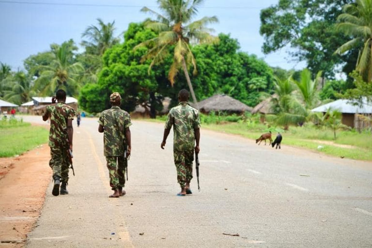 Des soldats mozambicains patrouillent dans les rues de Mocimboa da Praia, dans le nord du pays, le 7 mars 2018. © Adrien Barbier / AFP