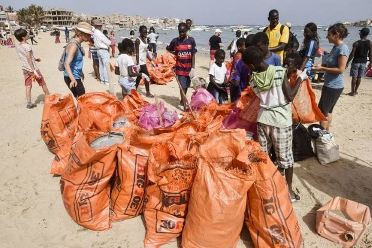 Des volontaires trient des ordures récupérées sur la plage de Ngor (Sénégal) le 9 juin 2018. © SEYLLOU / AFP