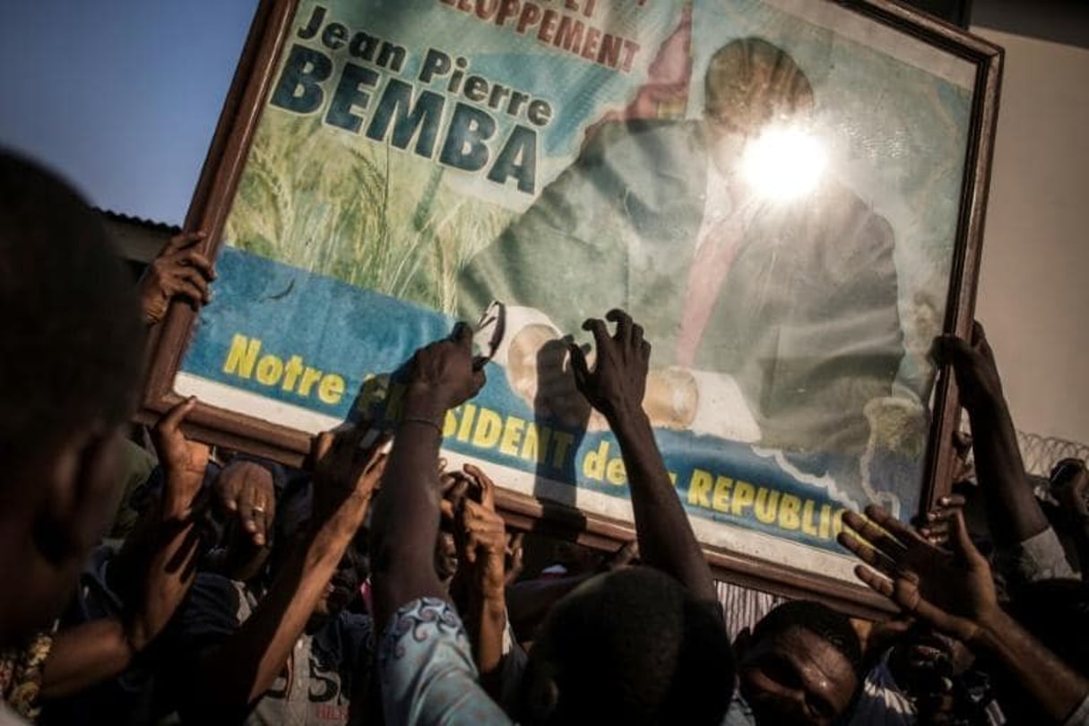 Les partisans de Jean-Pierre Bemba célèbrent à Kinshasa son acquittement par la CPI de La Haye le 8 juin 2018. © JOHN WESSELS / AFP