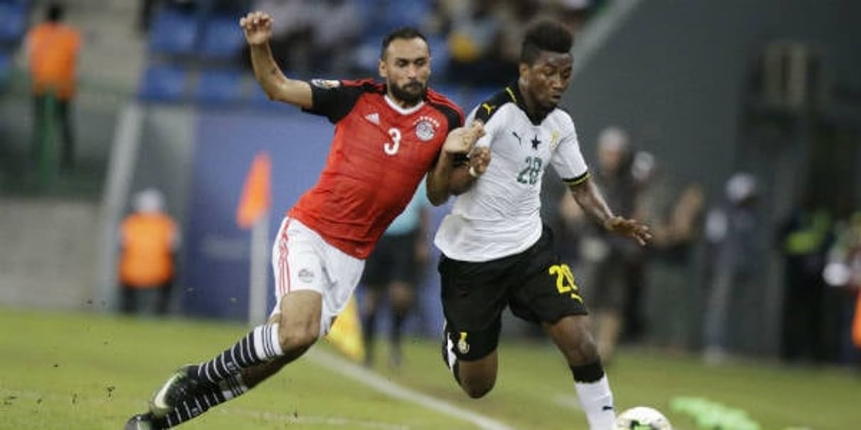 L’Égyptien Ahmed Elmohamady à la lutte avec le Ghanéen Samuel Tetteh lors d’un match de CAN à Port-Gentil, au Gabon, le 25 janvier 2017. © Sunday Alamba/AP/SIPA