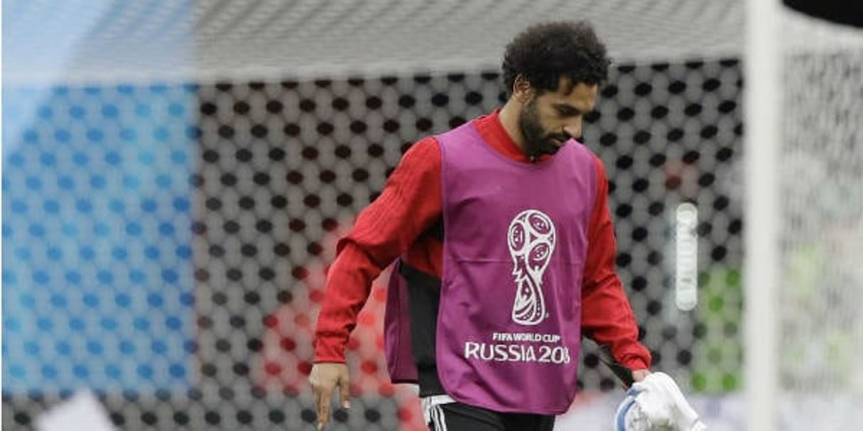 Mohamed Salah quitte le terrain sans avoir joué, après la défaite de l’Égypte face à l’Uruguay (0-1) dans le groupe A du Mondial 2018 en Russie. © Mark Baker/AP/SIPA