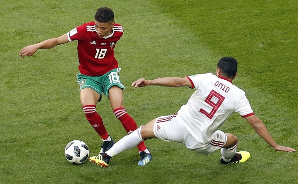 Le Marocain Amine Harit dribble un joueur iranien, le 15 juin à Saint-Petersbourg. © Darko Vojionovic/AP/SIPA