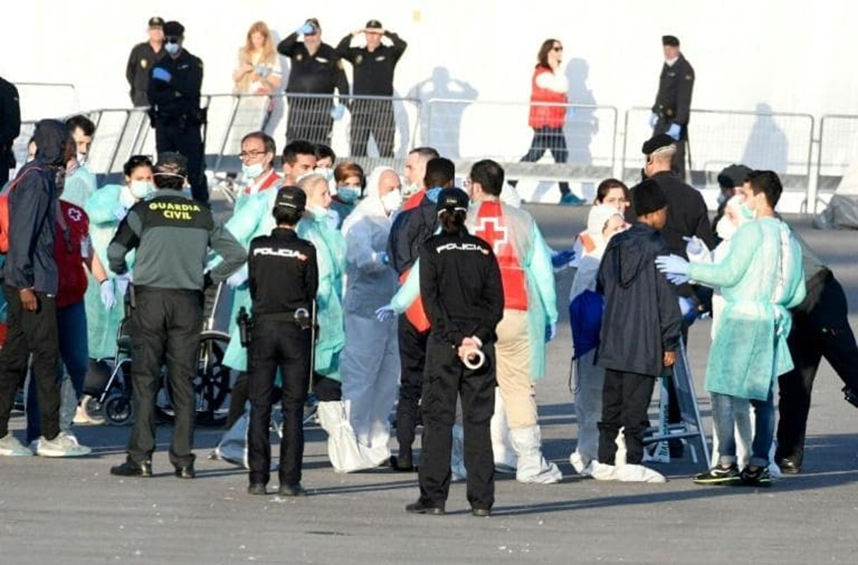 Les migrants débarqués du navire italien Datillo sont accueillis par des équipes médicales, à Valence en Espagne, le 17 juin 2018. © JOSE JORDAN / AFP