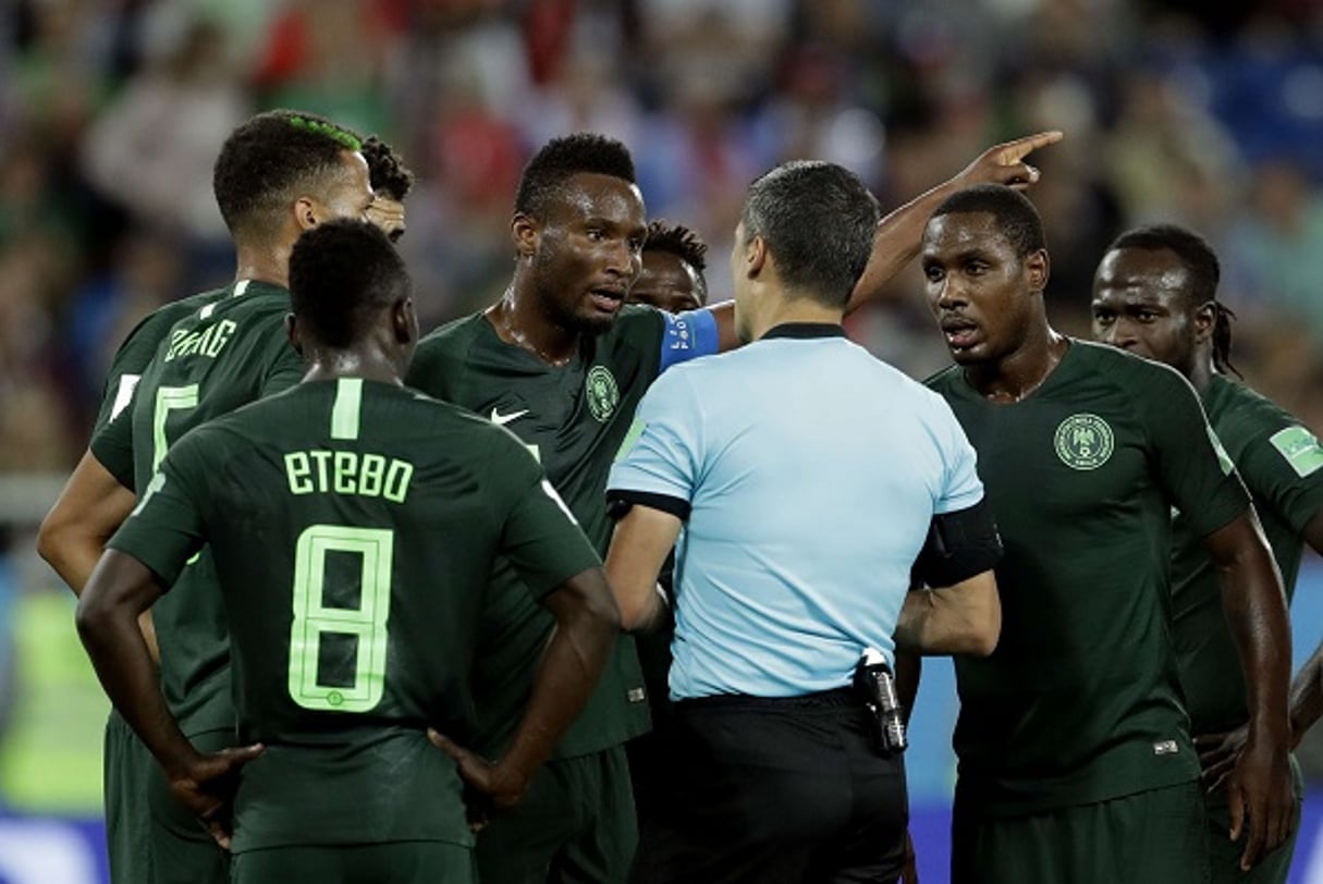 Impuissants, les Nigérians contestent un penalty accordé aux Croates par l’arbitre. © Petr David Josek/AP/SIPA