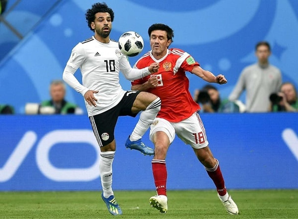 Mohamed Salah à la lutte avec le Russe Yuri Zirkhov, à Saint-Petersbourg, le 19 juin 2018. © Martin Meissner/AP/SIPA