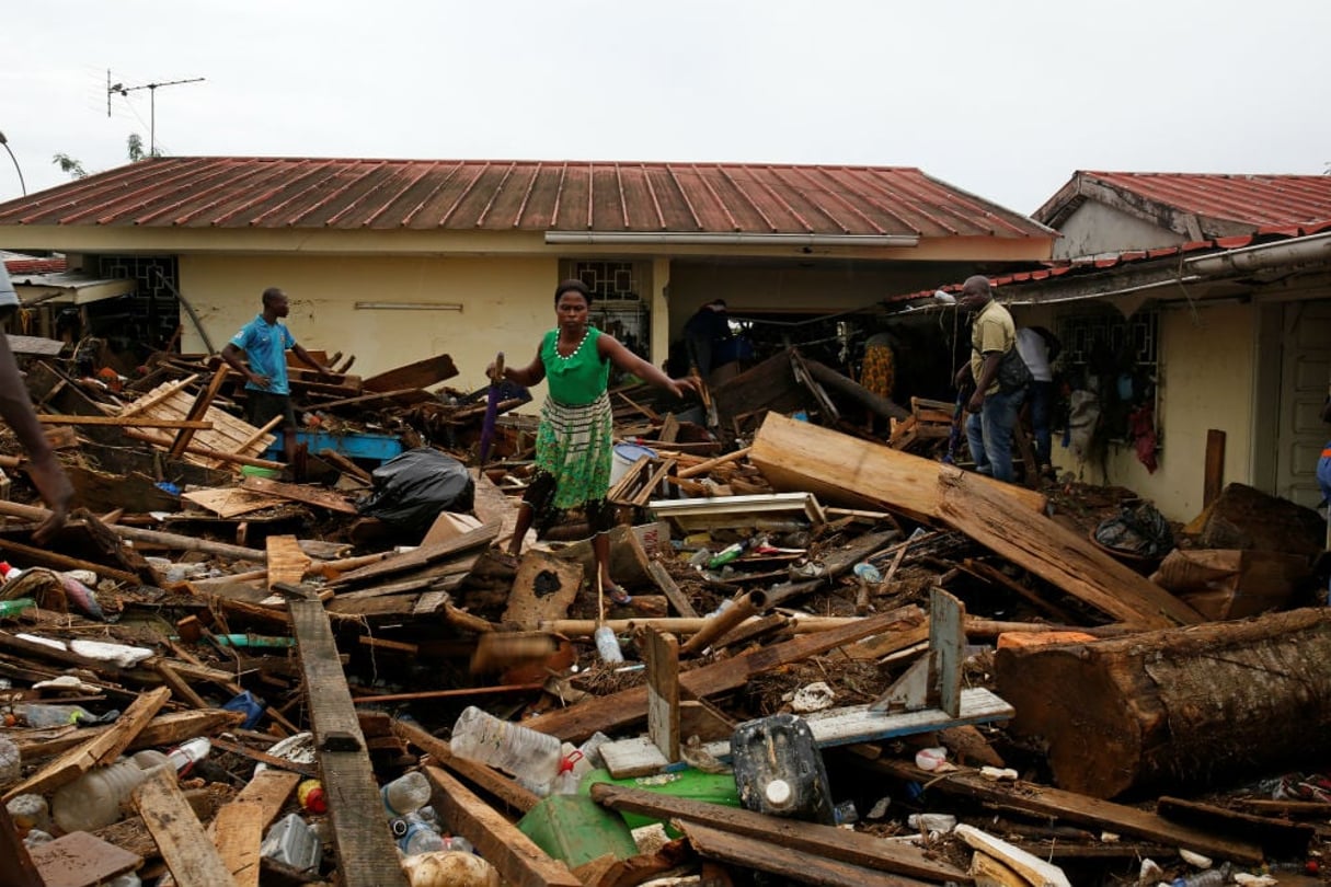 Des habitants dans les décombres de leur maison, détruite par les fortes pluies qui ont frappé Abidjan, le 19 juin 2018. Les inondations ont fait au moins 18 morts. © REUTERS/Luc Gnago