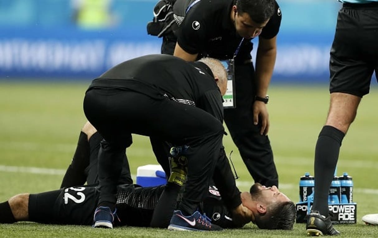 Mouez Hassen blessé lors du match Tunisie-Angleterre, le 18 juin, en Russie. © Frank Augstein/AP/SIPA