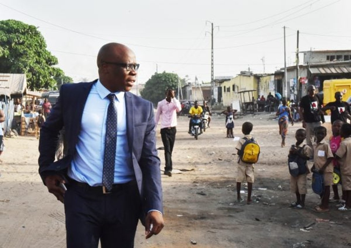 A’Salfo dans une rue d’Anoumabo, le quartier de son enfance, à Abidjan © Sia Kambou/AFP